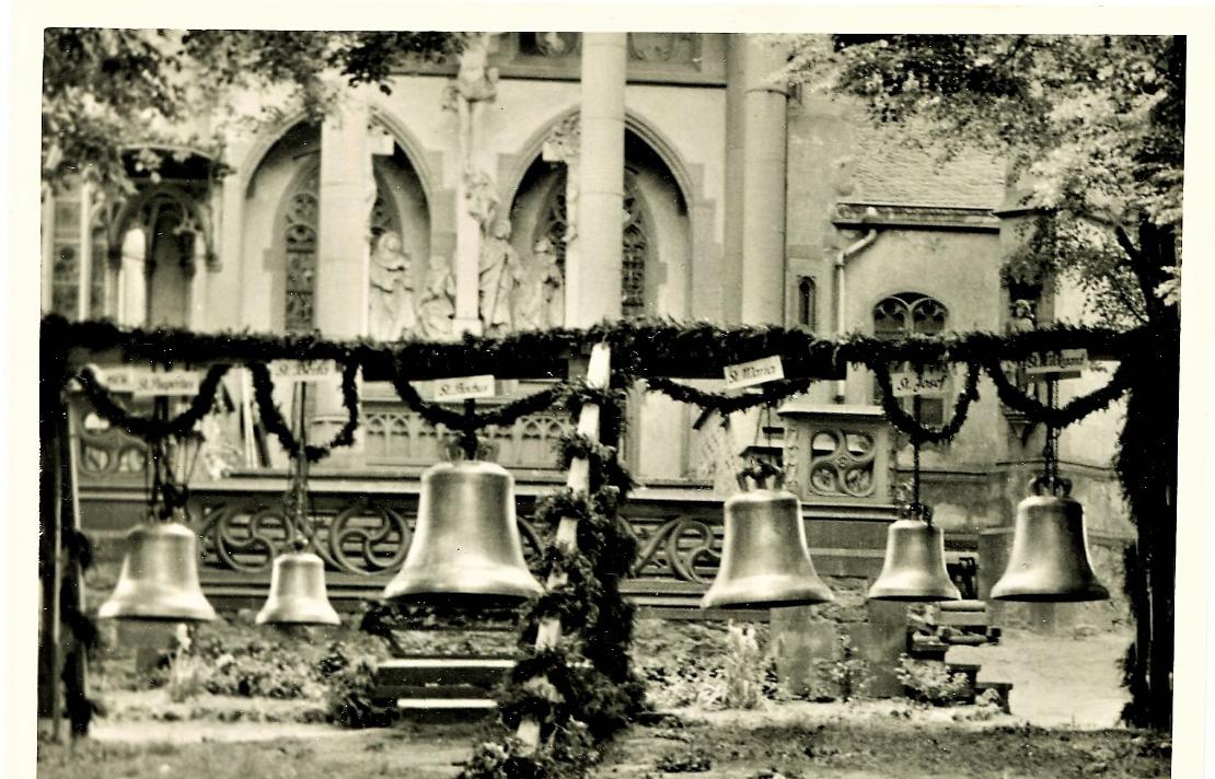 Die neuen sechs Glocken bereit für die Segnung (c) H.J.Gundlach
