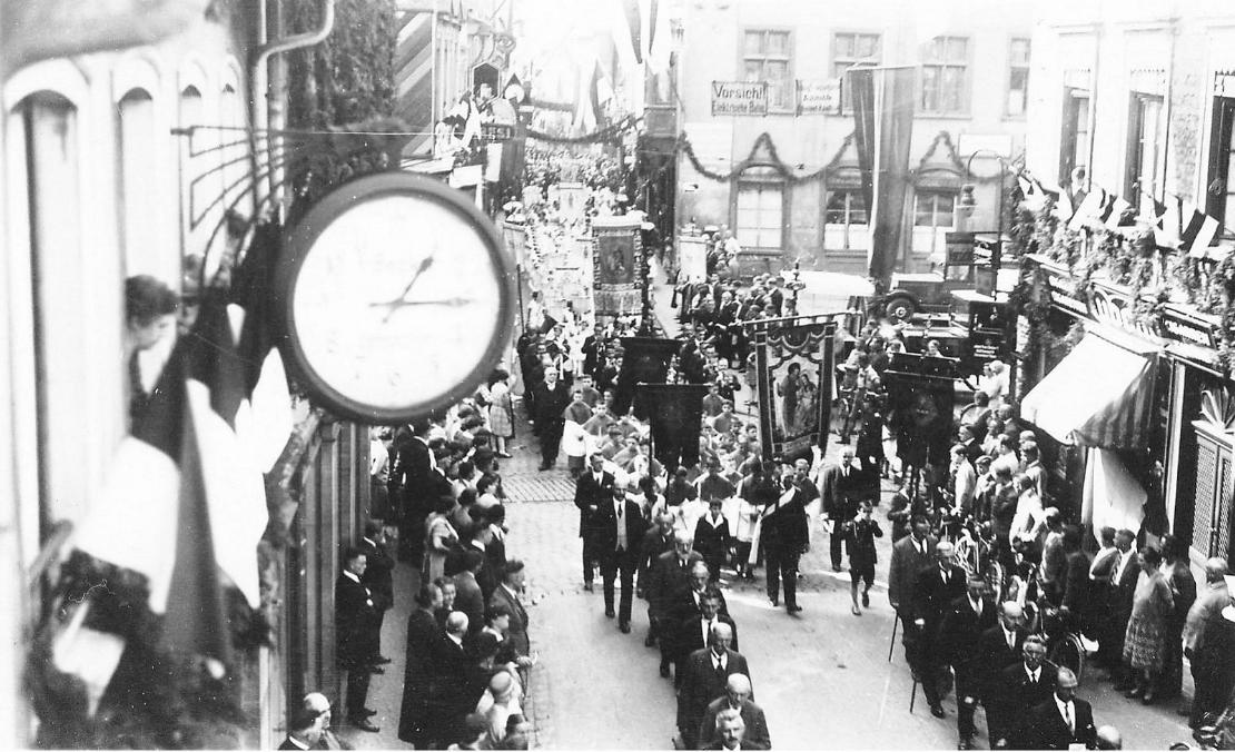 Rochuswallfahrt im Jahr 1932 - Prozession passiert den Speisemarkt (c) Reinhold Trebbien