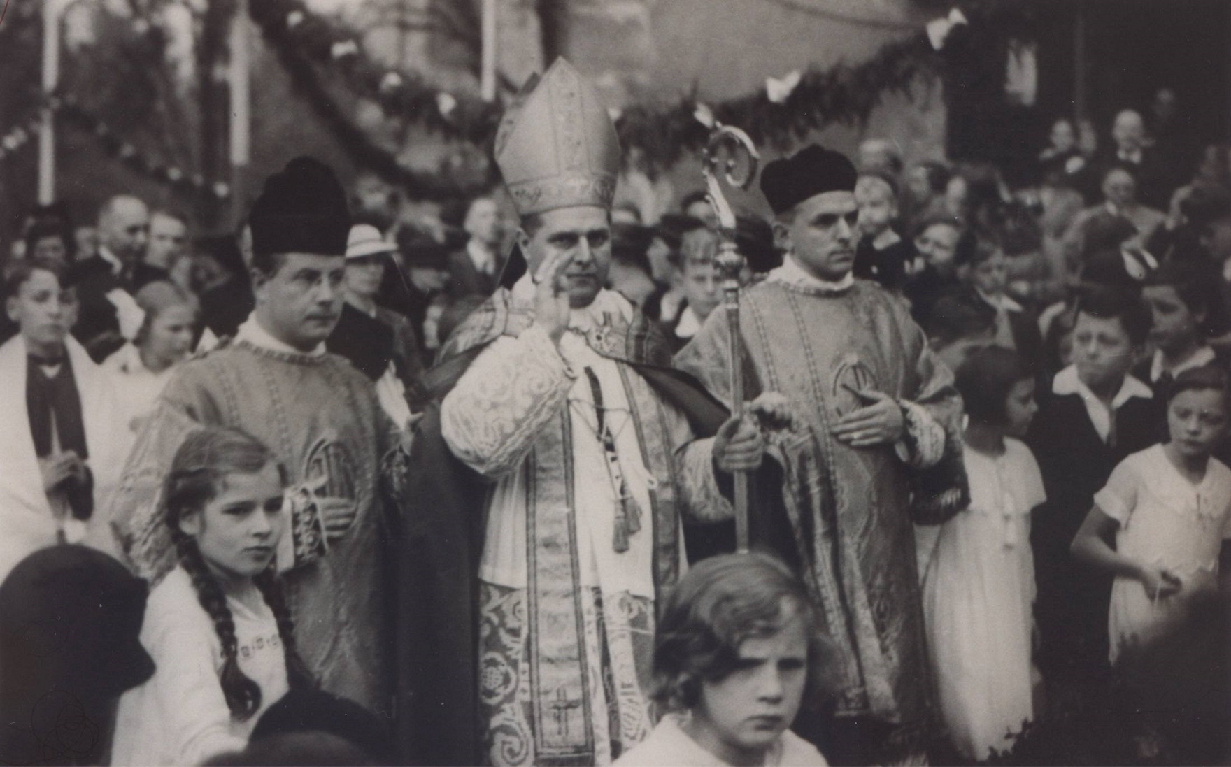 1937-Rochuswallfahrt mit Bischof Dr. Albert Stohr (c) Slg STA Bingen