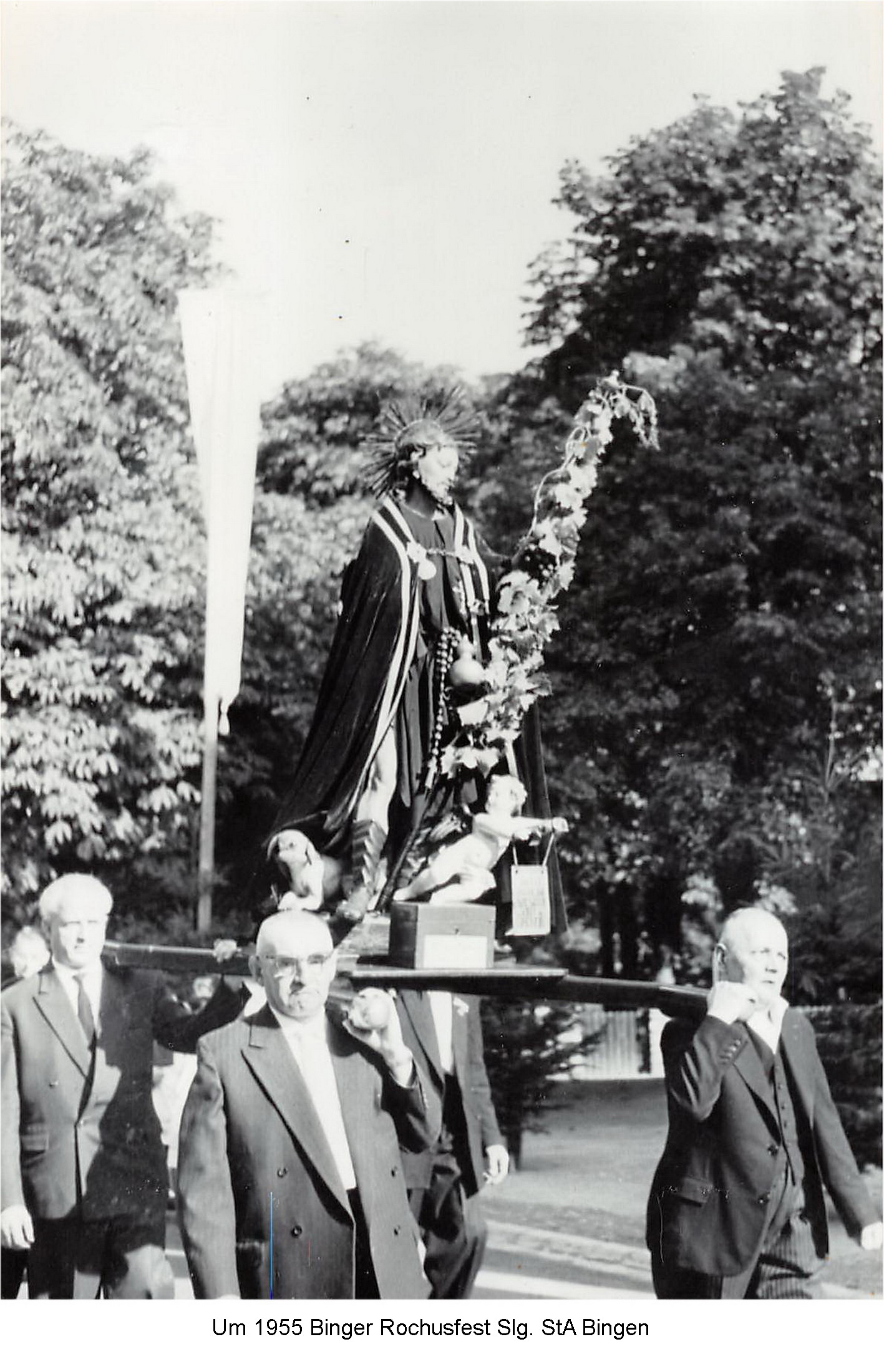 1955-Träger der Rochusstatue (c) Slg. Stadtarchiv