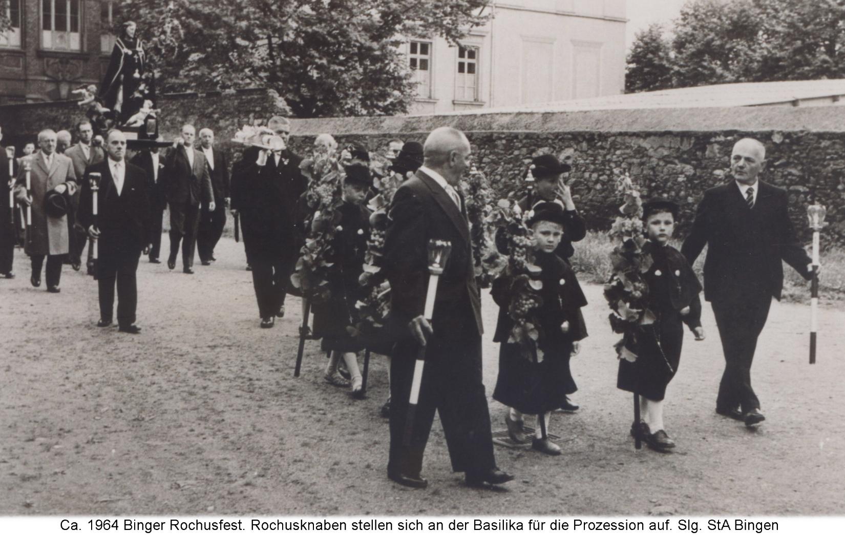 1964-Aufstellung an der Basilika (c) Slg. Stadtarchiv Bingen