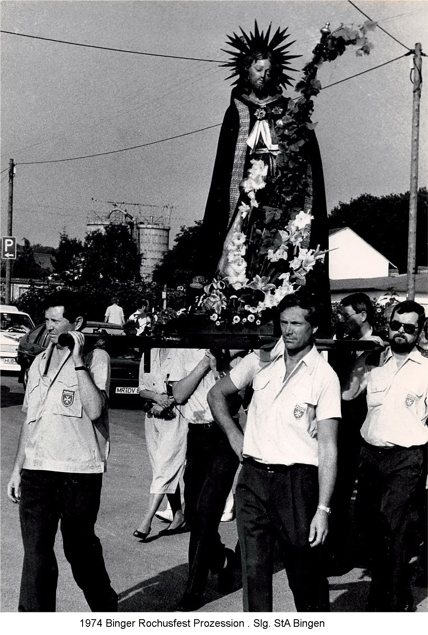 1974-Rochusstatue-getragen von den Maltesern (c) Slg. Stadtarchiv Bingen