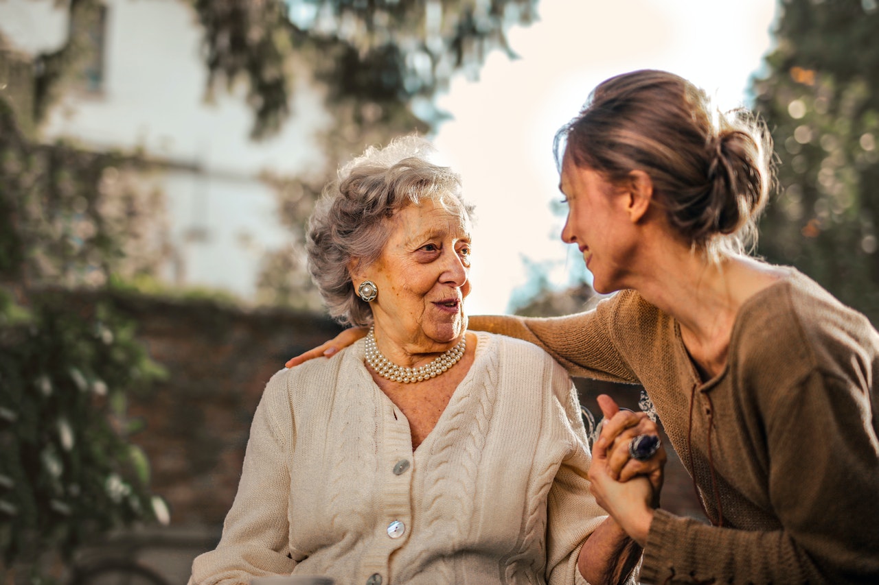 Ältere Frau wird von jüngerer Frau begrüßt (c) Andrea Piacquadio (https://www.pexels.com/)