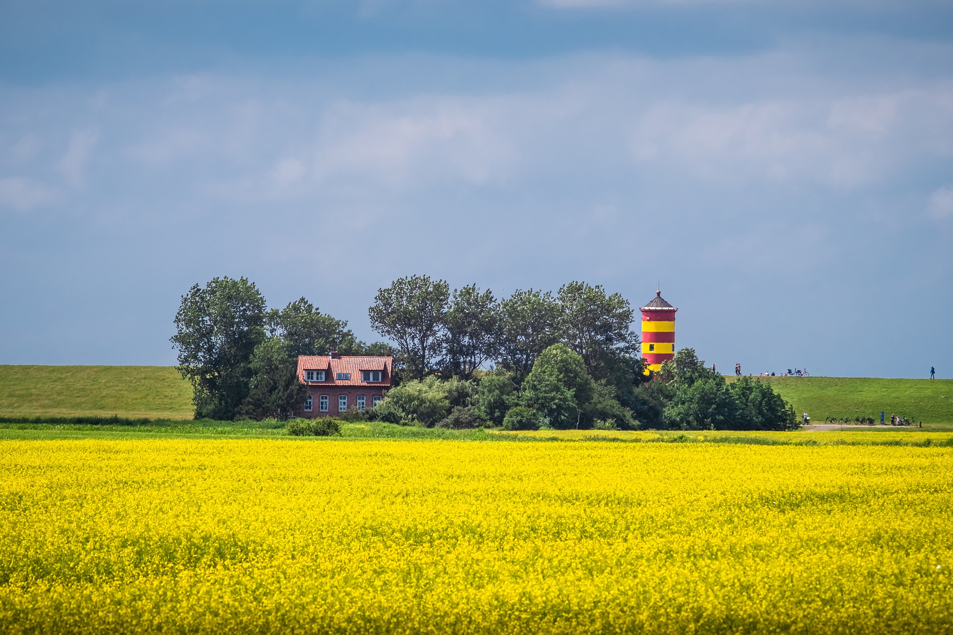 pilsum-lighthouse-5791770_1920