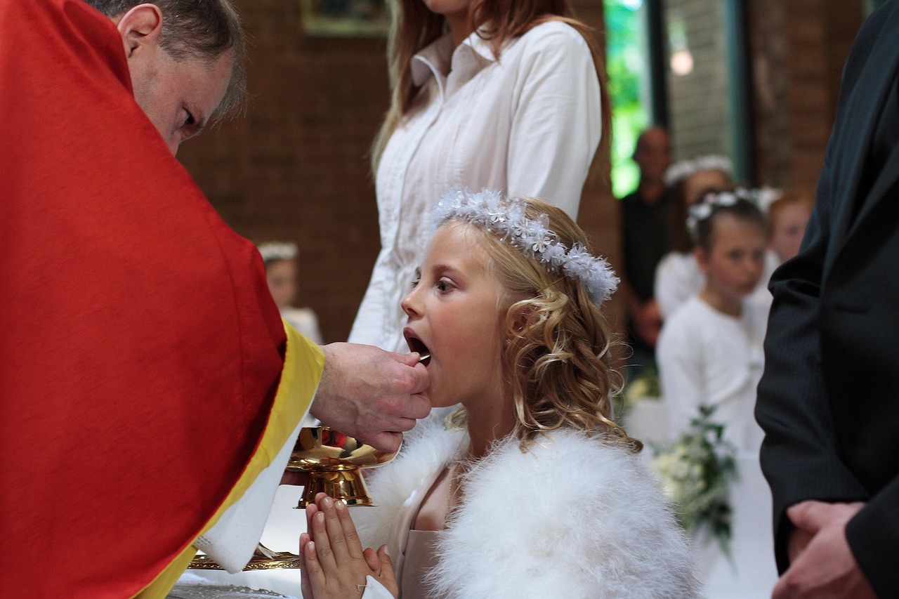 first-communion-3587130_1280 (1) (c) Pixabay_Nowaja