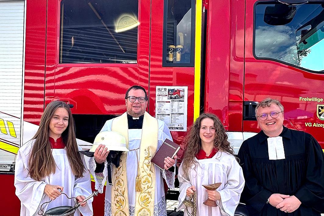Pfarrer Wornath mit Pfr. Zwanziger und den beiden Messdienerinnen Joahnna und Tabea