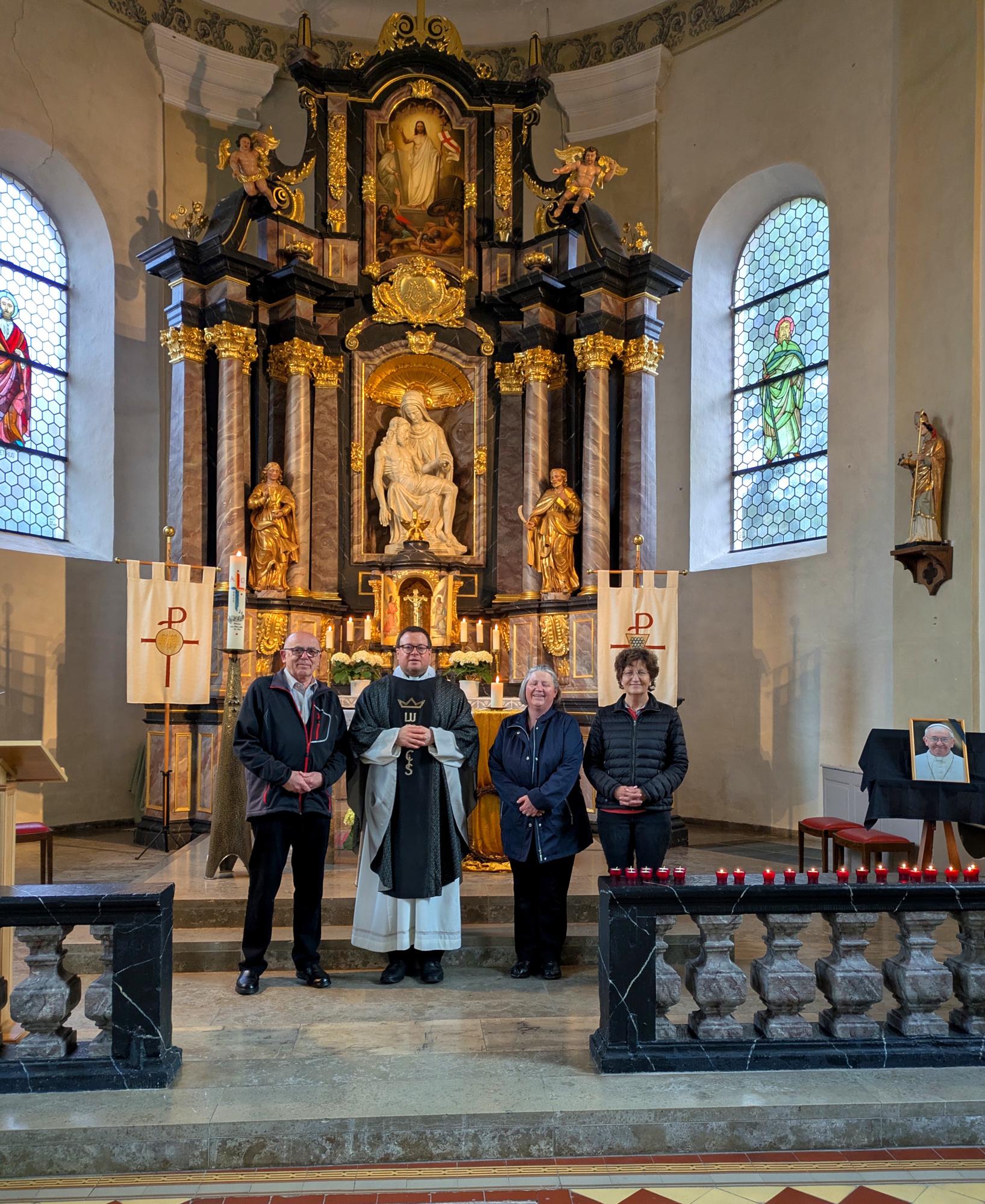 Pfarrer und Küsterteam beim Requiem für Papst Franziskus