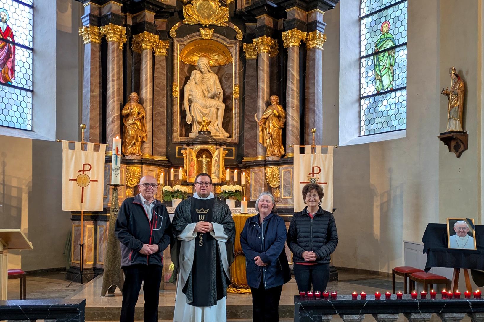 Pfarrer und Küsterteam beim Requiem für Papst Franziskus