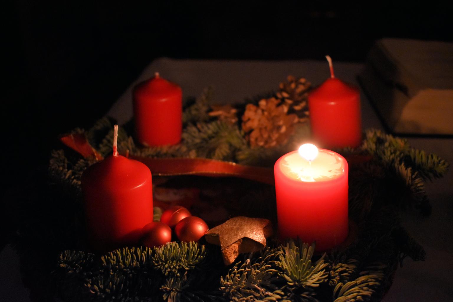 1-advent-adventskranz-erste-kerze (c) Florian_Neuner in pfarrbriefservice.de