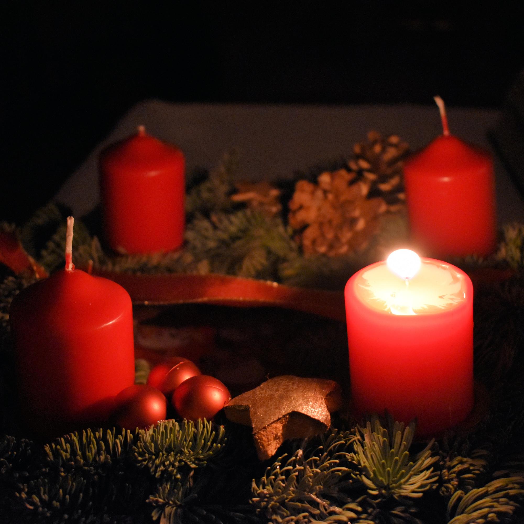 1-advent-adventskranz-erste-kerze