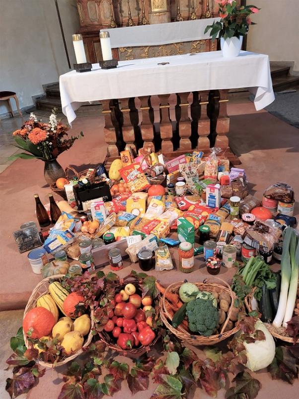 Gaben zu Erntedank in St. Peter und Paul