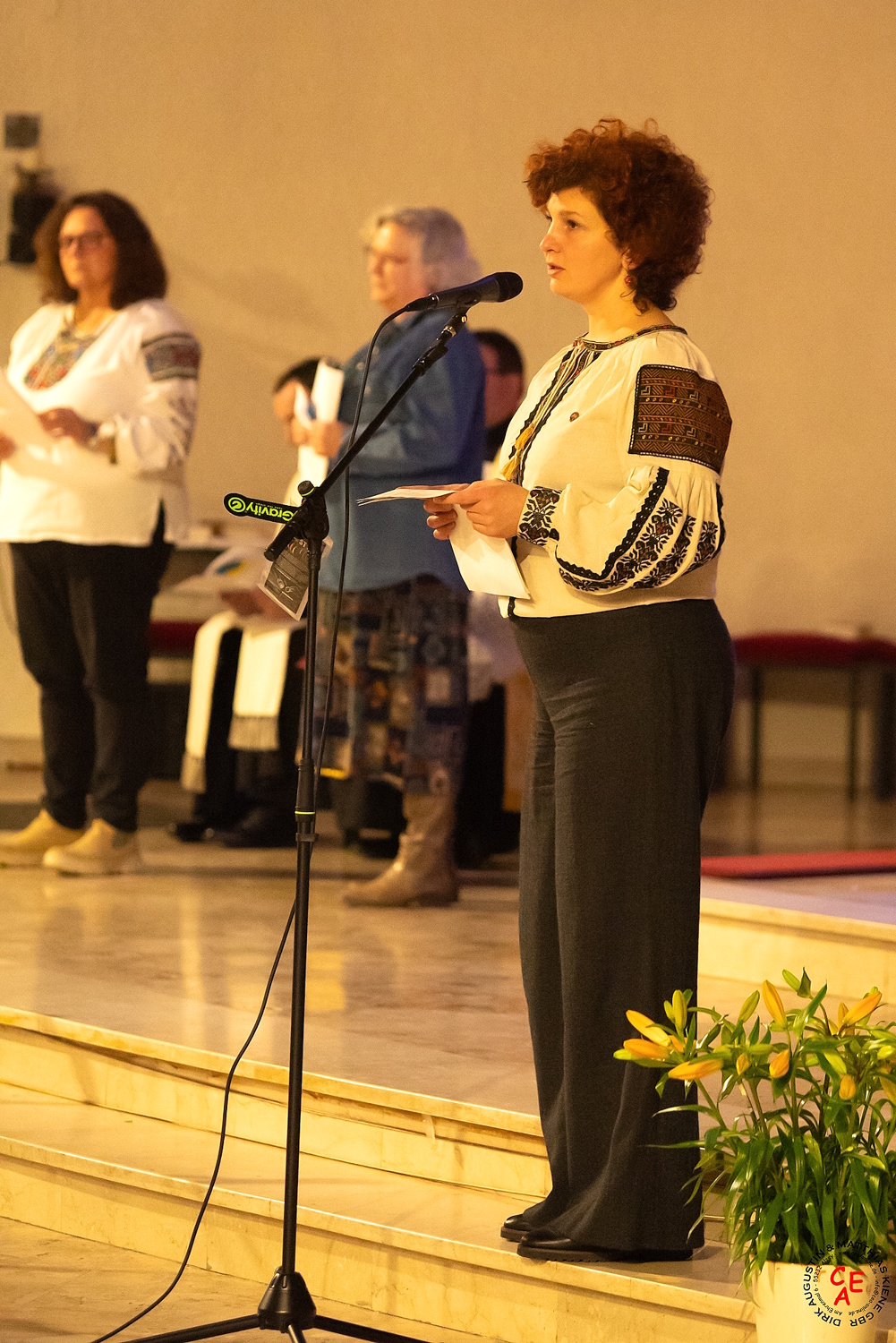 Friedensgottesdienst DUGA, Ansprache Gemeinde am Schillerplatz und Übersetzerin (c) Hr. Augustin