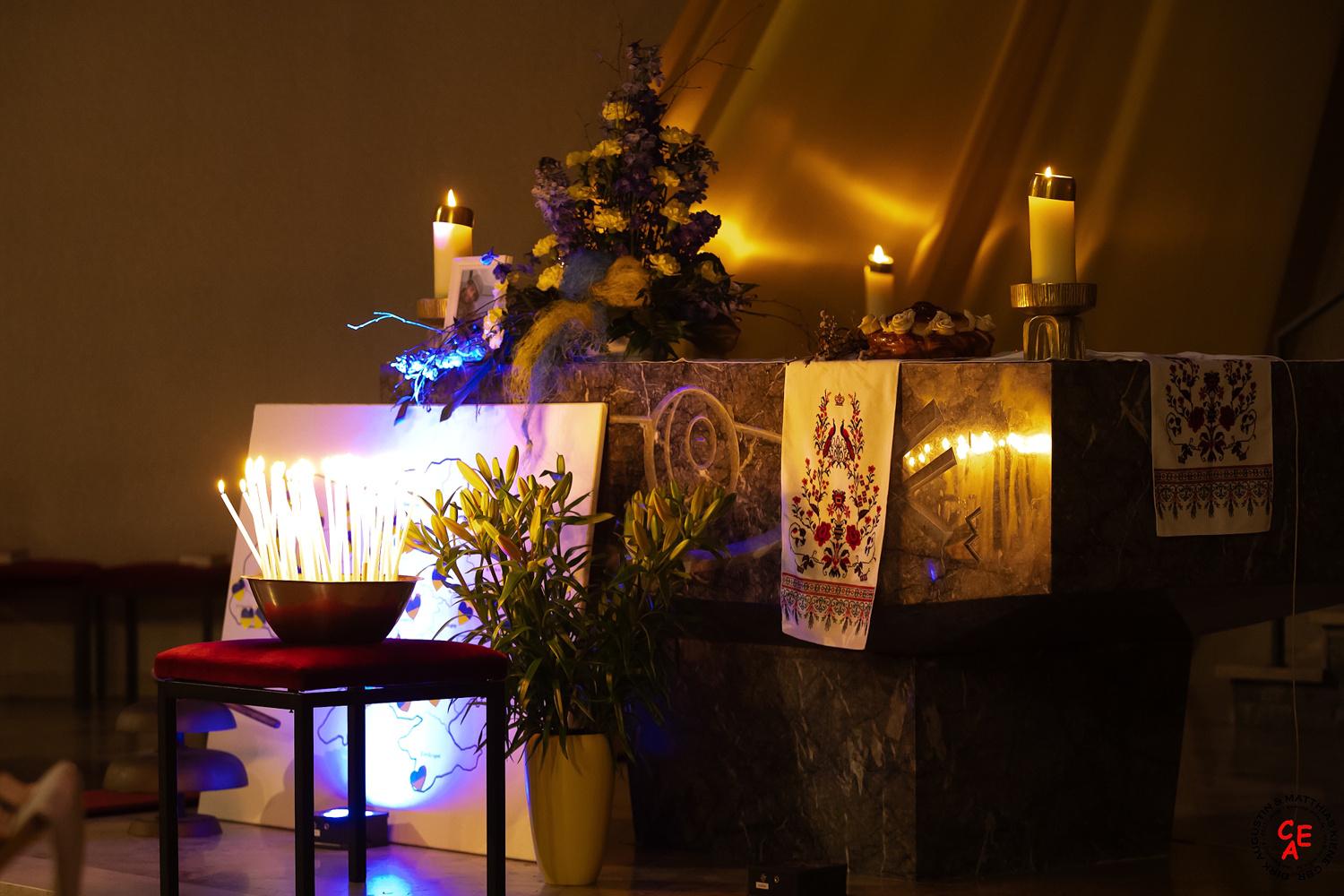 Gedenkkerzen am Altar von St. Joseph Alzey DUGA-Friedensgottesdienst