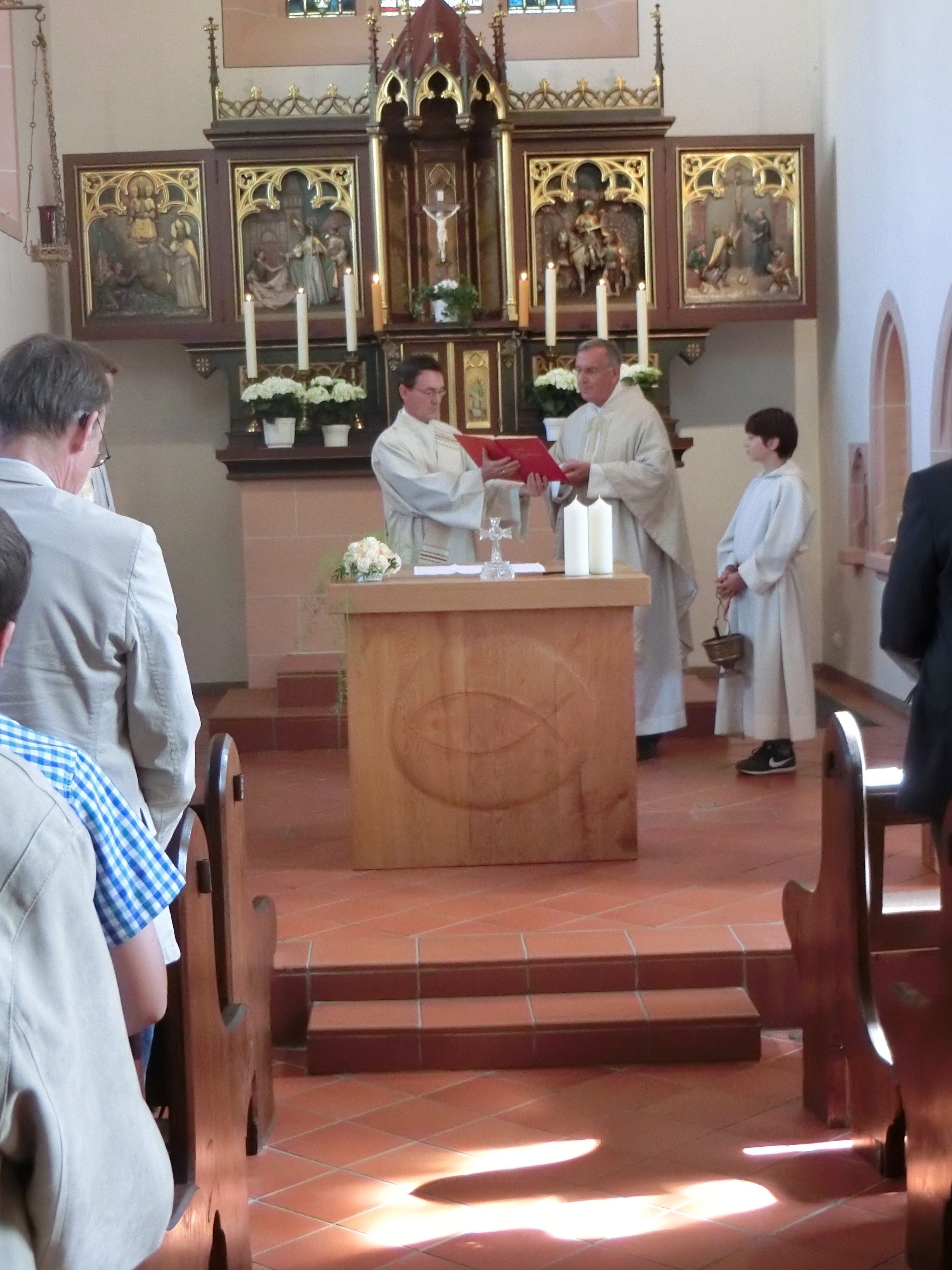 Der neue Altar wird von Pfarrer Bretz gesegnet.