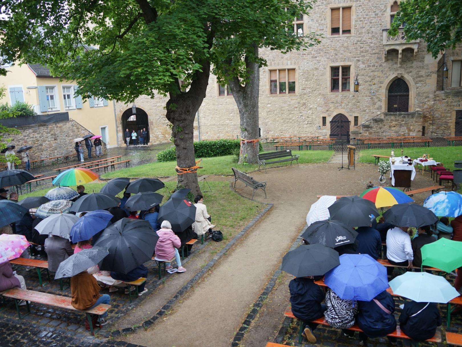 Fronleichnam 2026 Regenschauer (c) P. Knobloch