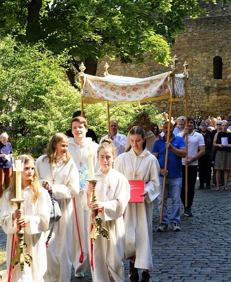 Gottesdienst im Schlosshof in Alzey, Beginn der Prozession