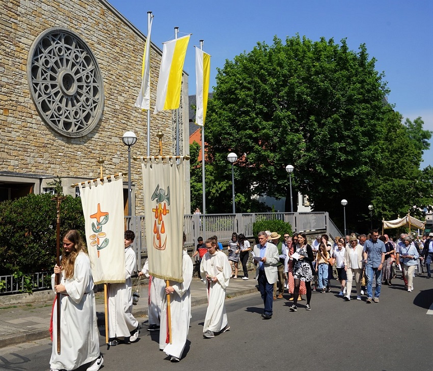 Fronleichnam Prozession an der Kirche St. Joseph Alzey (c) P. Knobloch