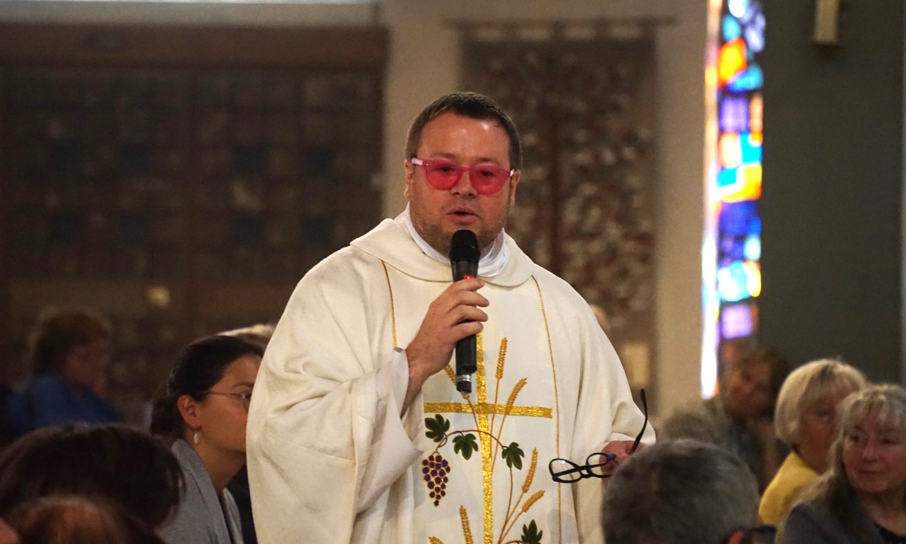 Predigt von Pfarrer Wornath mit einer rosaroten Brille (c) P. Knobloch