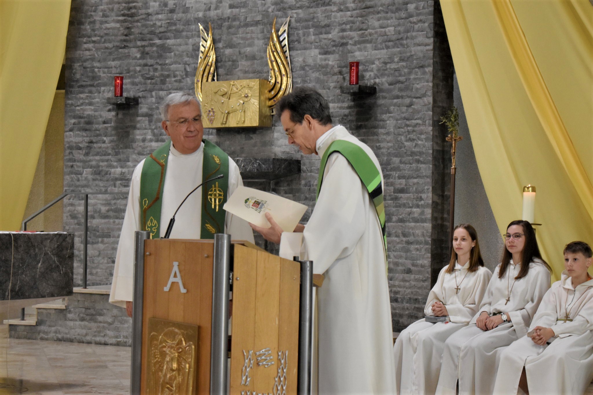 Verabschiedungsgottesdienst, Übergabe der Urkunde an Pfarrer Bretz