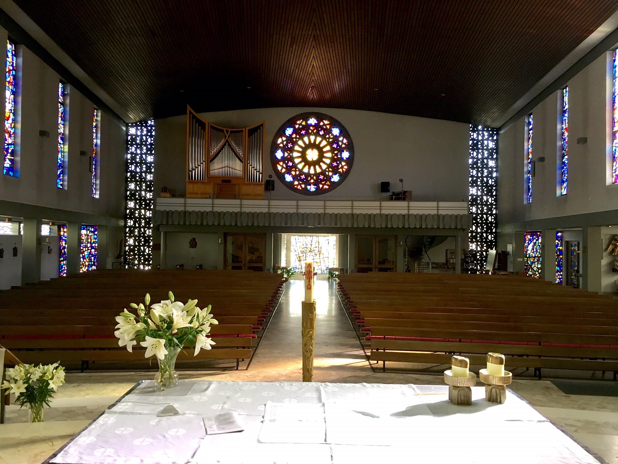 Alzey St. Joseph, Blick vom Altar aus in die Kirche