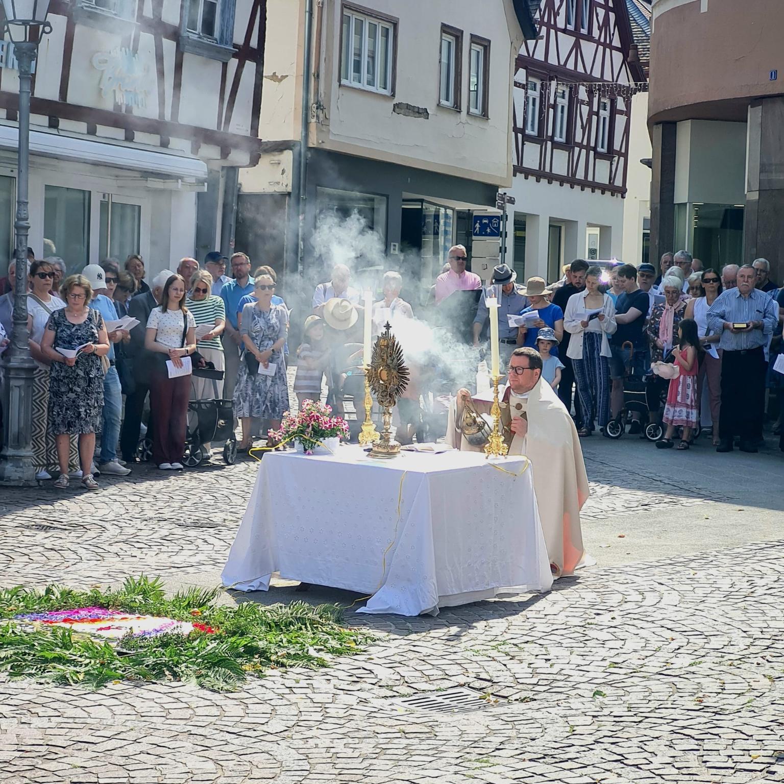 Pfarrer Wornath an der Station am Rossmarkt (c) D. Gilbert