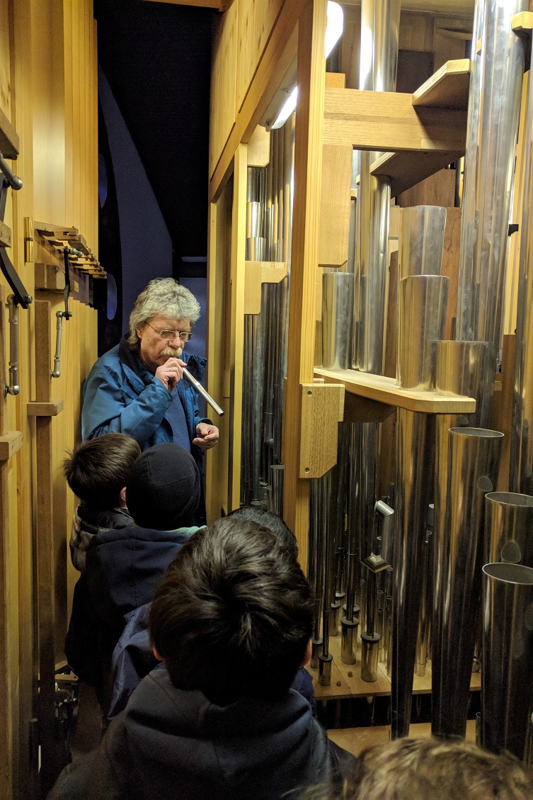Organist J. Kuntze zeigt das Innere der Orgel. (c) up