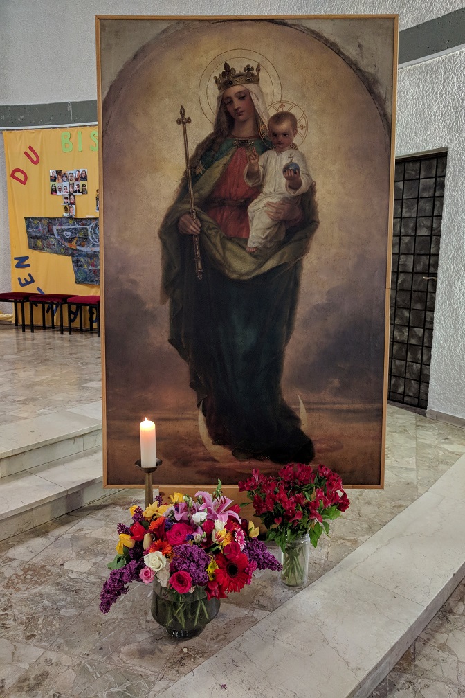 Marienandacht in St. Joseph mit Blumen von den Schülern der St.Marien-Schule (c) up