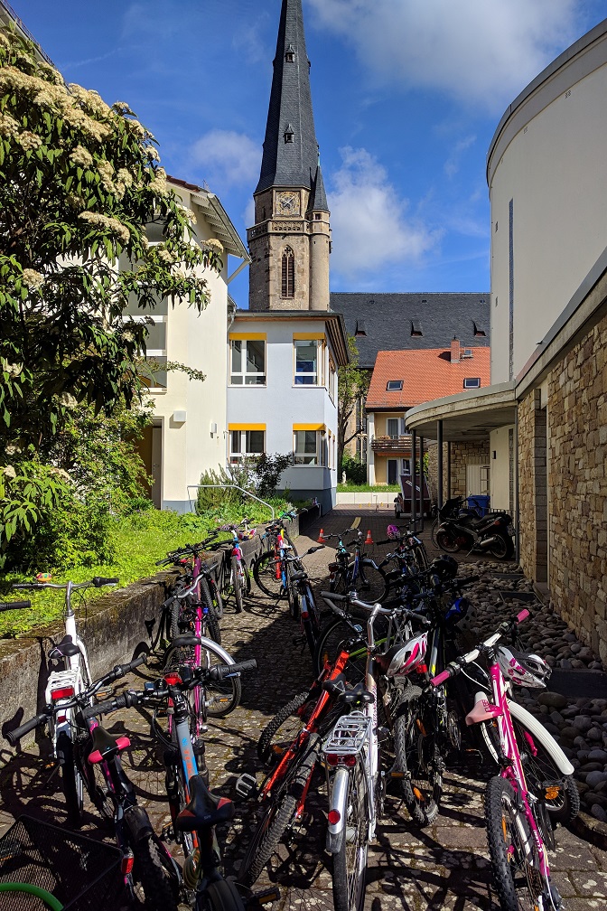 Fahrräder bereit zum Starten hinter der Kirche (c) up
