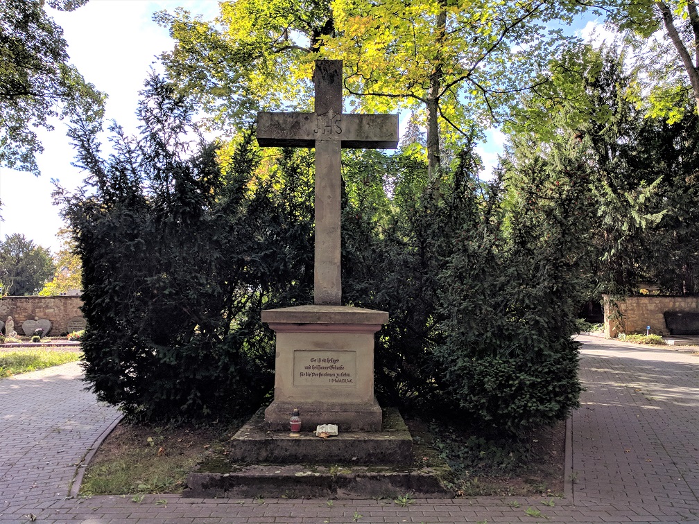 Kreuz am Friedhof (c) up