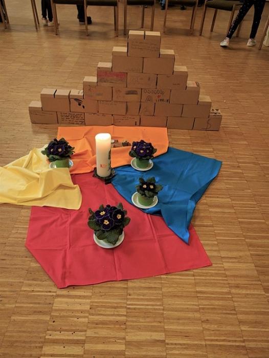 Mauersteine beim Versöhnungsgottesdienst der Kommunionkinder
