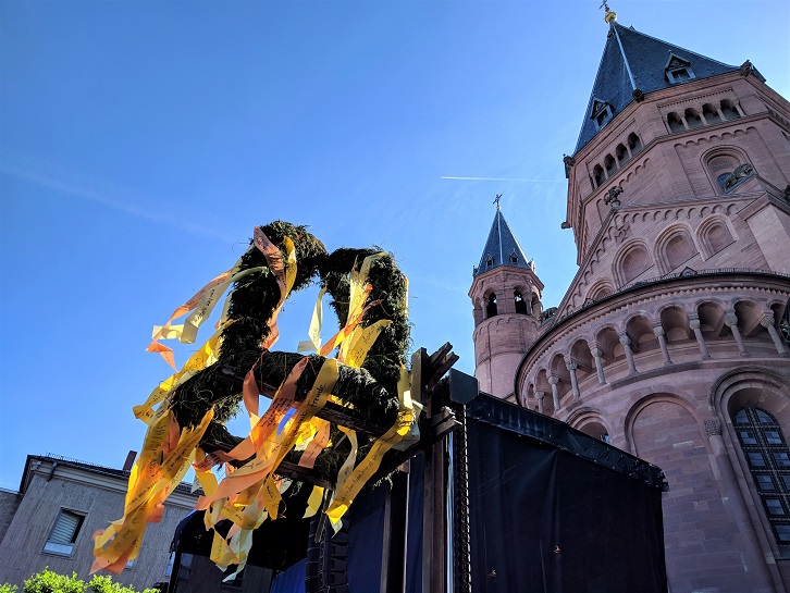 Symbolischer Richtkranz am Mainzer Dom