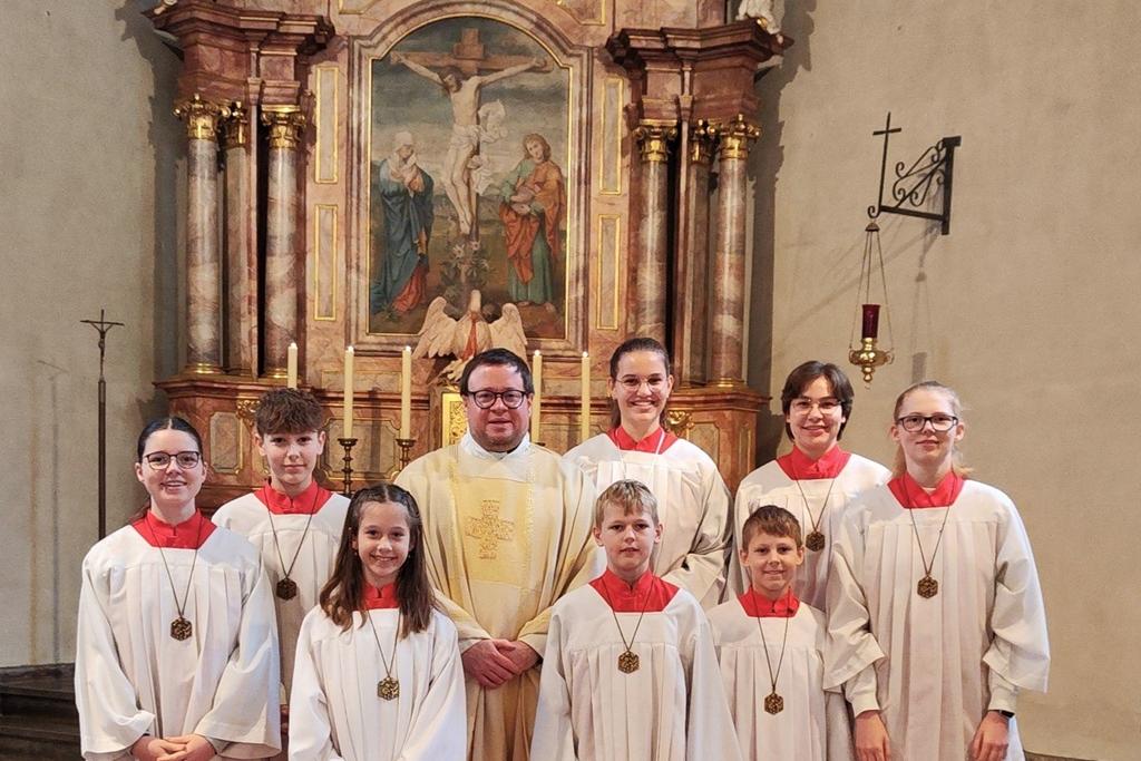 Gruppe Ministranten mit Pfarrer Wornath in Ober-Flörsheim