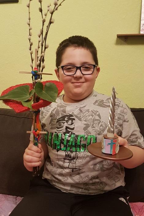 Matteo, 10 Jahre hat einen Palmstecken und eine Kerze gebastelt. (c) D. Gallo