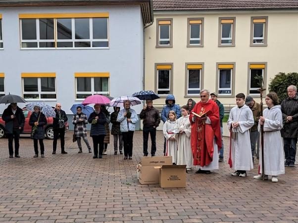 Segnung der Palmzweige im Hof
