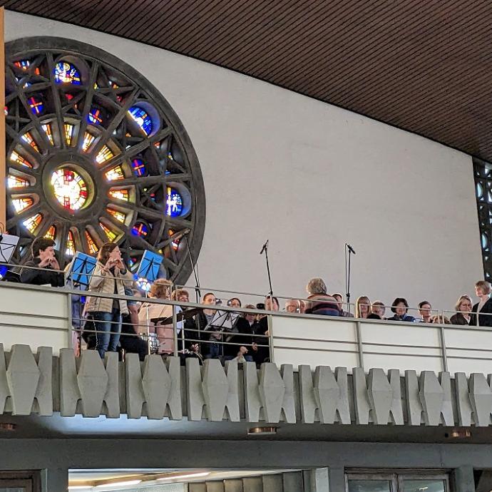 Chor Cantabile und Musizierende auf der Empore von St. Joseph Alzey