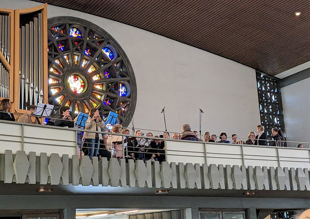 Chor Cantabile und Musizierende auf der Empore von St. Joseph Alzey am Sonntag 30. April (c) up