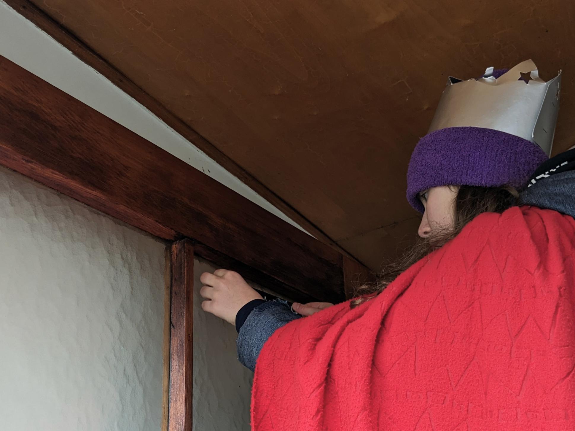 Sternsinger Segen wird an der Haustür aufgeklebt (c) up