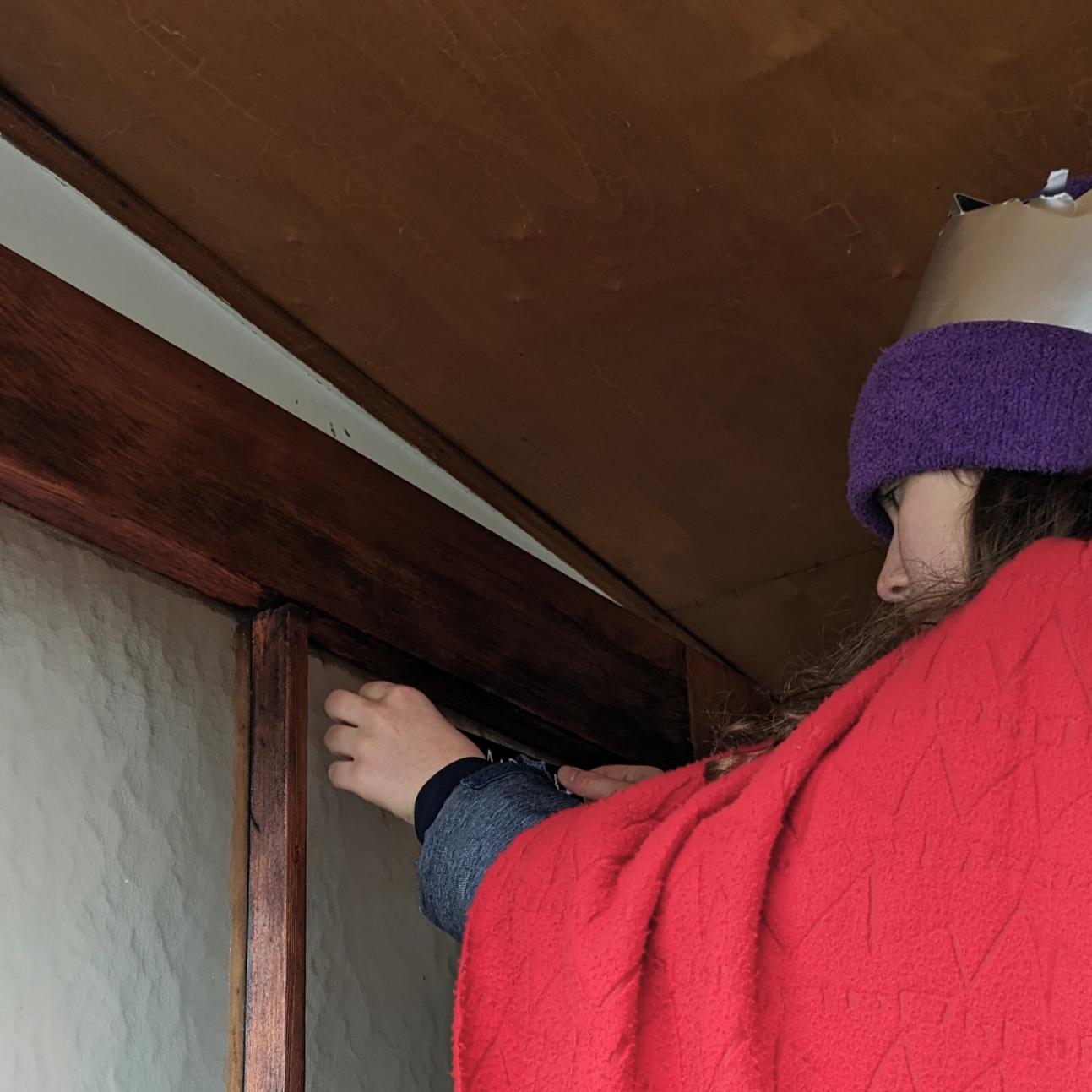 Sternsinger Segen wird an der Haustür aufgeklebt