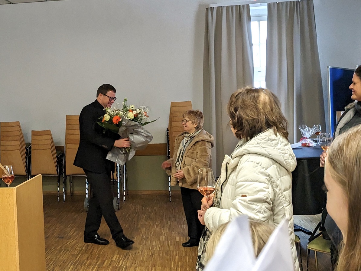 Verabschiedung der Pfarrsekretärin in den Ruhestand unter anderem mit Blumen (c) up