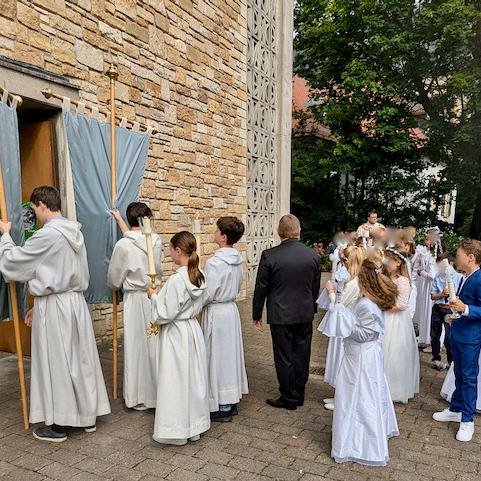 Einzug der Erstkommunionkinder, mit Pfarrer Wornath und den Messdienern in die Kirche St. Joseph Alzey am 23.Juni