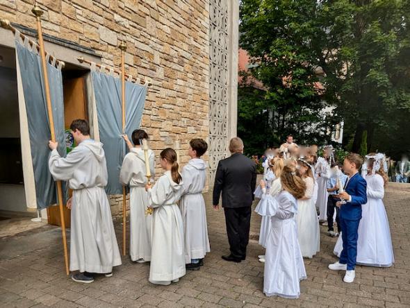 Einzug der Erstkommunionkinder, mit Pfarrer Wornath und den Messdienern in die Kirche St. Joseph Alzey am 23.Juni (c) up