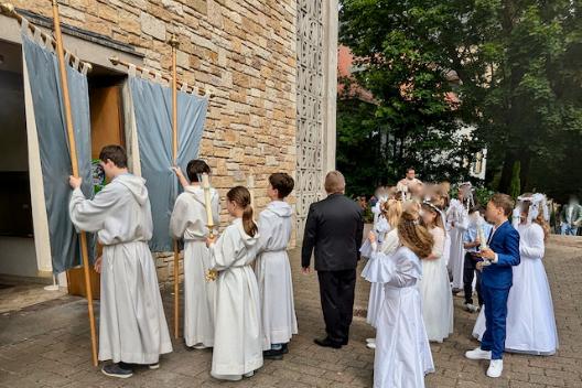 Einzug der Erstkommunionkinder, mit Pfarrer Wornath und den Messdienern in die Kirche St. Joseph Alzey am 23.Juni