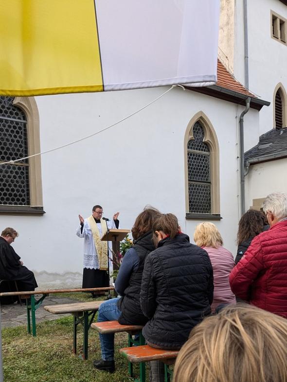 Pfarrer Wornath beim ökumenischen Gottesdienst vor der Simultankirche in Bermersheim v. d. H. (c) up