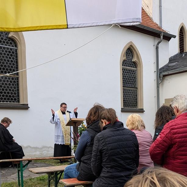 Pfarrer Wornath beim ökumenischen Gottesdienst vor der Simultankirche in Bermersheim v. d. H.