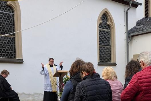 Pfarrer Wornath beim ökumenischen Gottesdienst vor der Simultankirche in Bermersheim v. d. H.