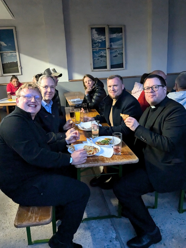 Gemeinsames Pizza-Essen nach dem Gottesdienst am Dorfgemeinschaftshaus (c) up