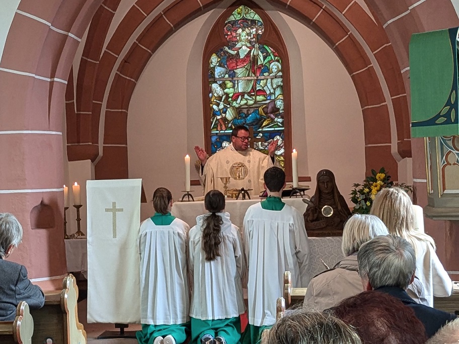 Hl. Messe in der Simultankirche in Bermersheim v. d. H. am Sonntag (c) up