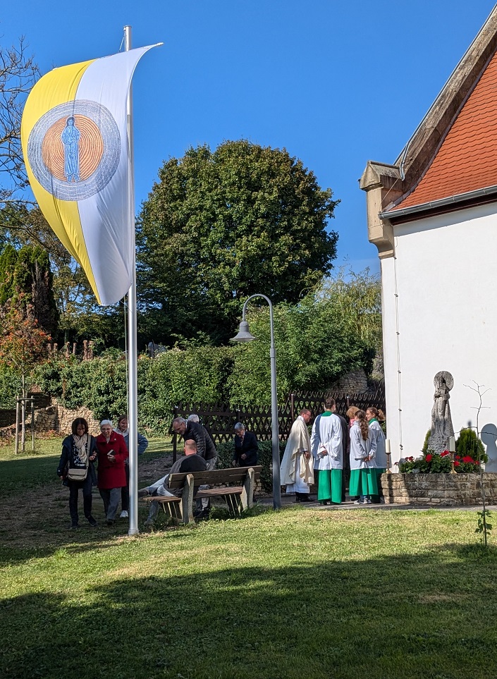 Pfarrer Wornath im Gespräch mit Gottesdienstbesuchern nach der Messe (c) up