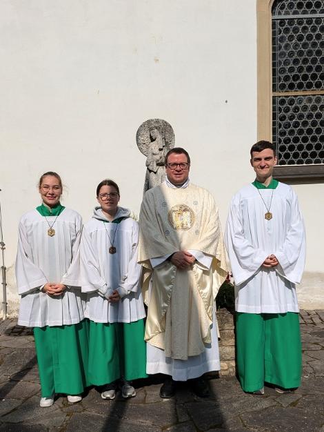 Pfarrer Wornath und Messdiener am Sonntag zur Hl. Messe in Bermersheim v. d. H. (c) up