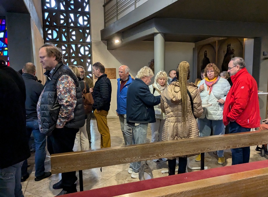 Besucher des Kirchencafés in St. Joseph (c) up